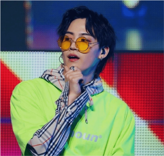 国外男歌手出镜时翻车,房间贴满暴露女性的照片引网友热议_林在范