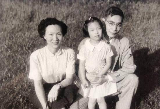 图为他与他的夫人李佩及其女儿.