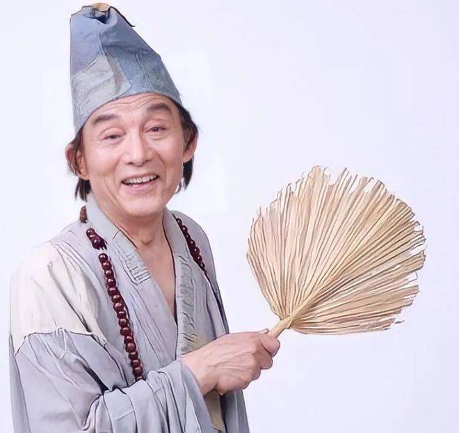 《济公》时,有一只蝴蝶飞过,他拿着扇子说道:飞过来_游本昌_时候_结果