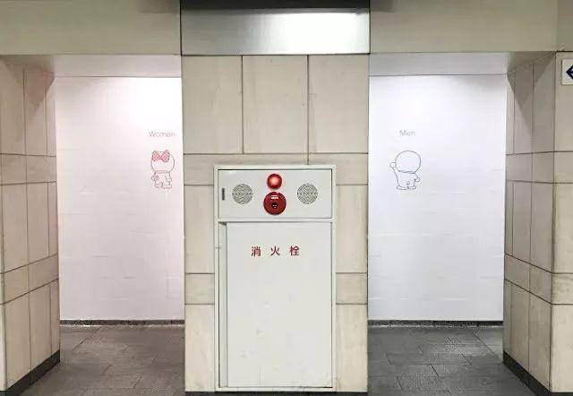 投币式储物柜也是机器猫式样.