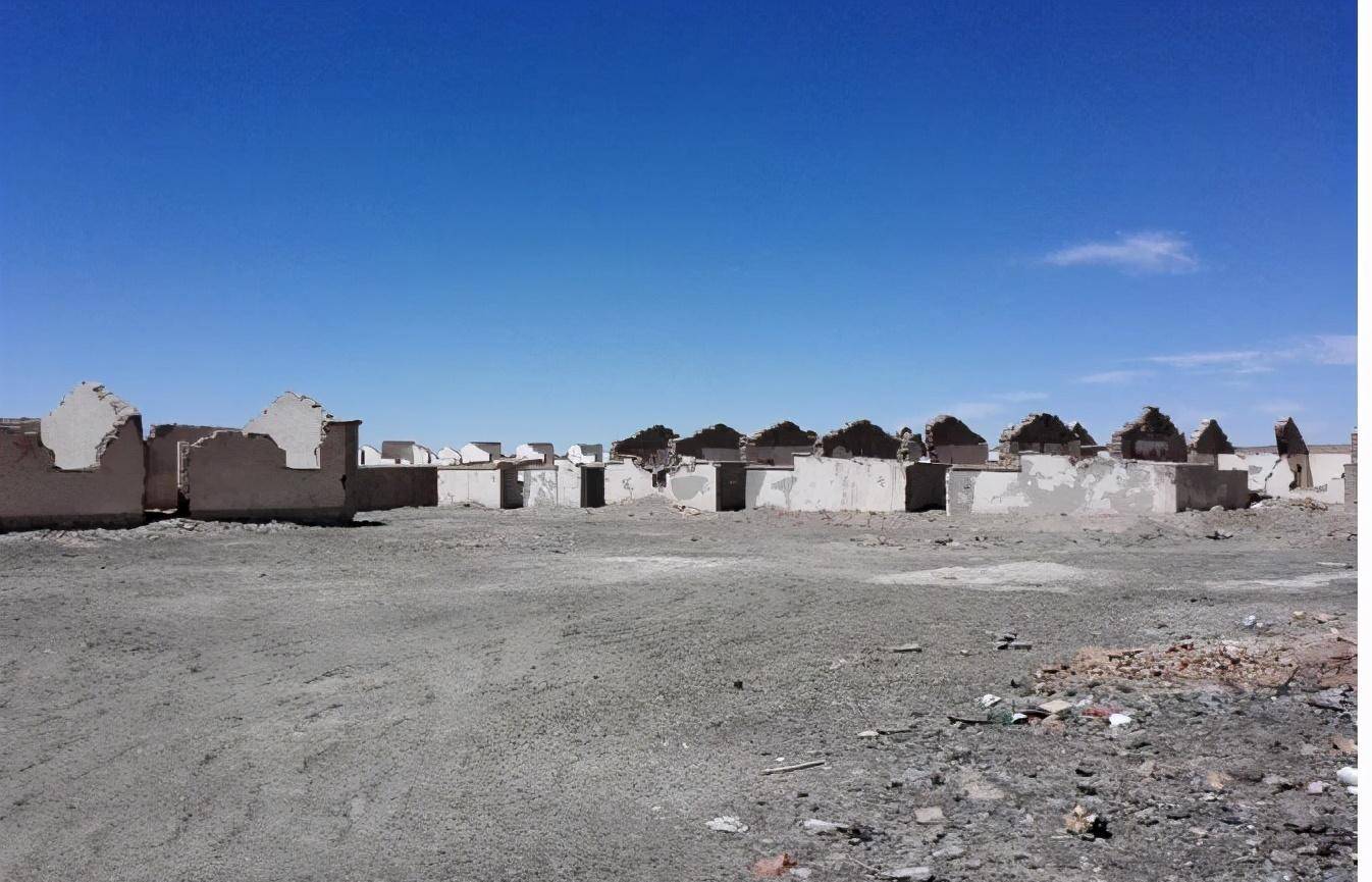 有种特别的美,觉得这里和冰岛有点像,爬到隔壁间,黑独山在离冷湖镇