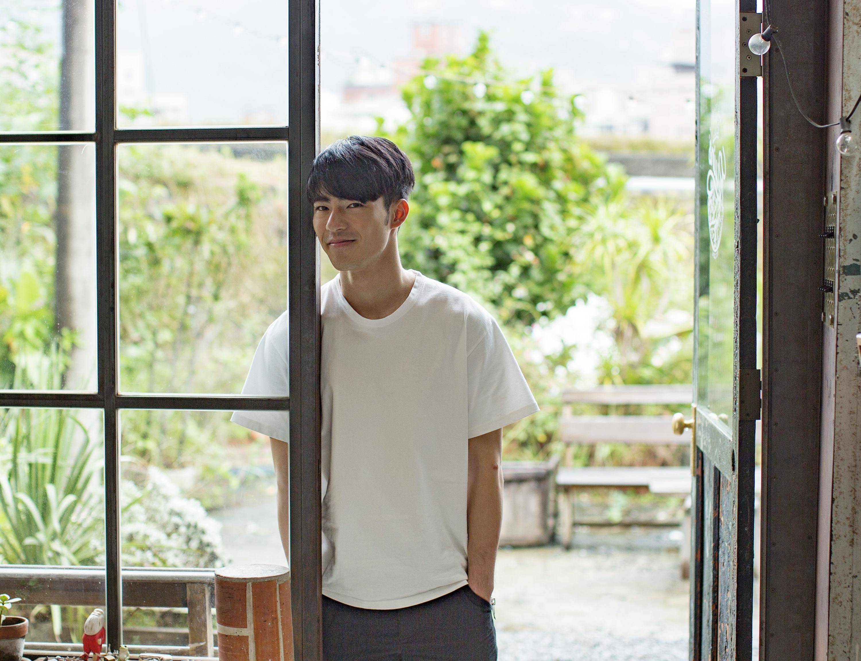 陈昊森翻唱《刻在我心底的名字》送粉丝 走进校园大受欢迎_电影_录音