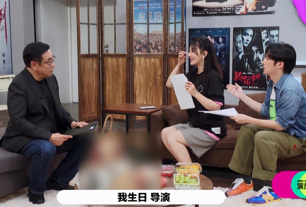 演员2:尔冬升送黄奕生日礼物,看清是啥,难怪黄奕笑得合不拢嘴_玫瑰花