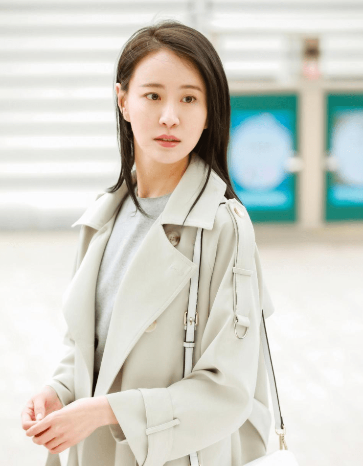 王乐君,坐着轮椅拍《伪装者》,演技长相被吐槽,她做错了什么?