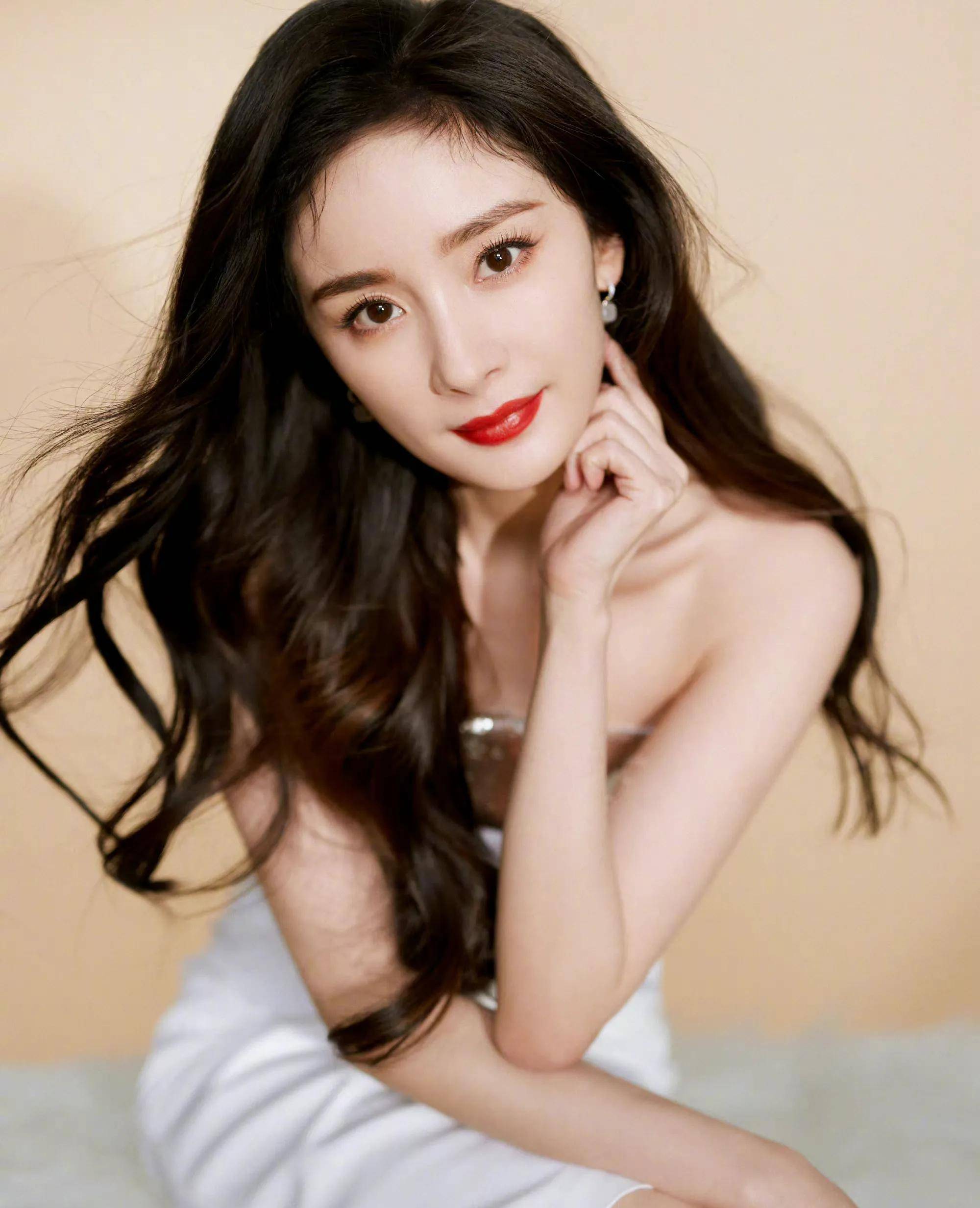 12月21日,杨幂出席品牌直播活动造型写真曝光,照片中,杨幂身穿一袭