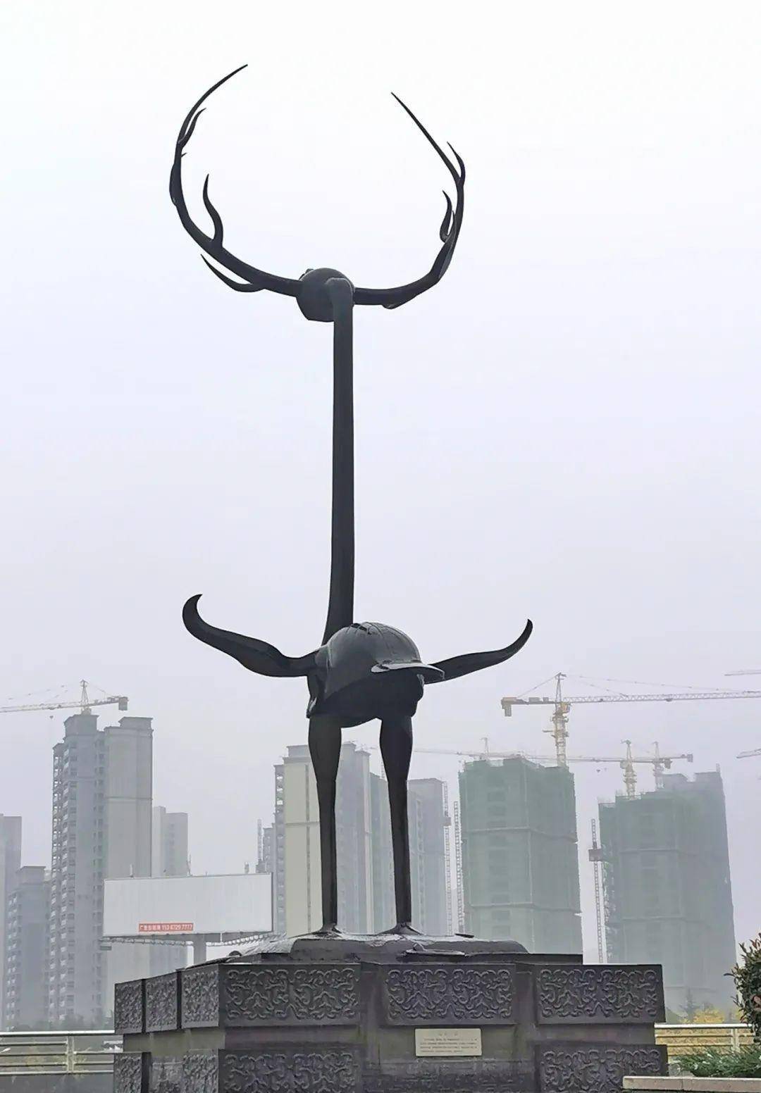 至今城墙围绕甚至地面上也拿不出一座建筑堪比钟祥市的明显陵