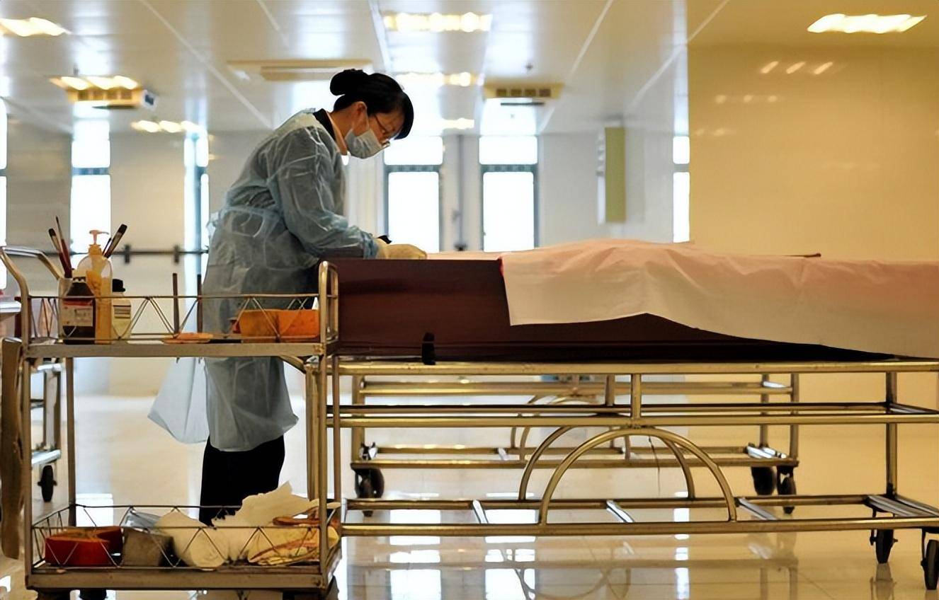 女入殓师有多难?收入不高,对象难找,还常常吃不下肉_工作_专业_父母