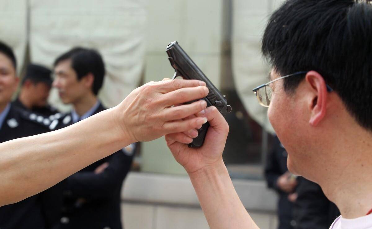 乘警拿过来一看不得了,子弹已经上膛了,弹夹里还有10发子弹,好悬啊,要