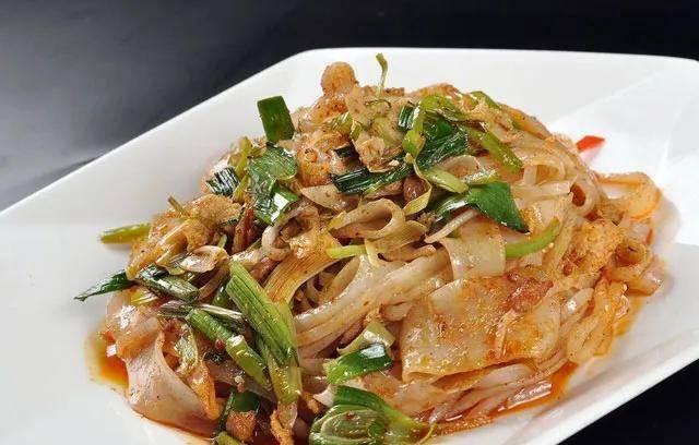 臊子炒面皮宝鸡市区有一家小吃店,把炒面皮叫"炒三样",也就是将火腿肠