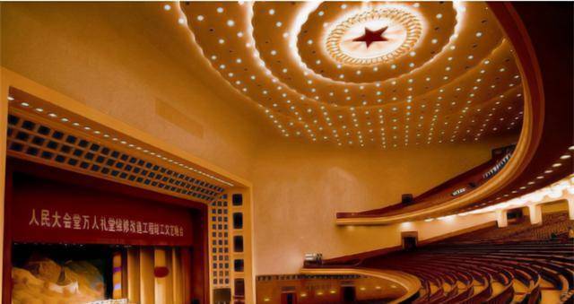 人民大会堂首场国宴,天花板上却躲着50个"黑衣人",他们是谁?