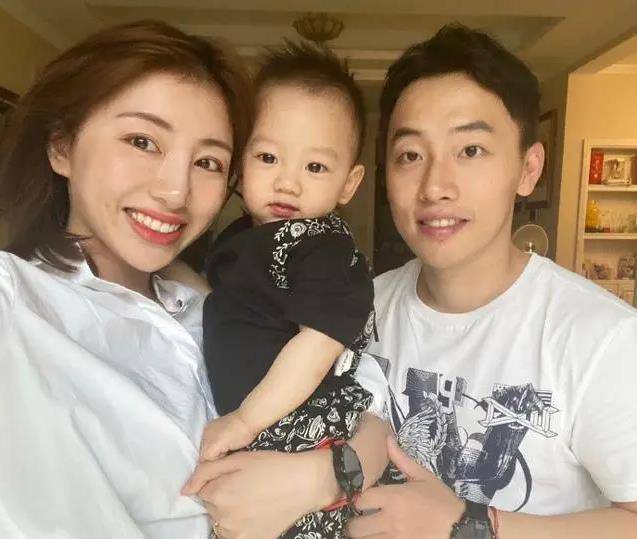 29岁体操冠军生子后,女神风范依旧,如今却为"母乳太多"发愁_宝宝_周捷