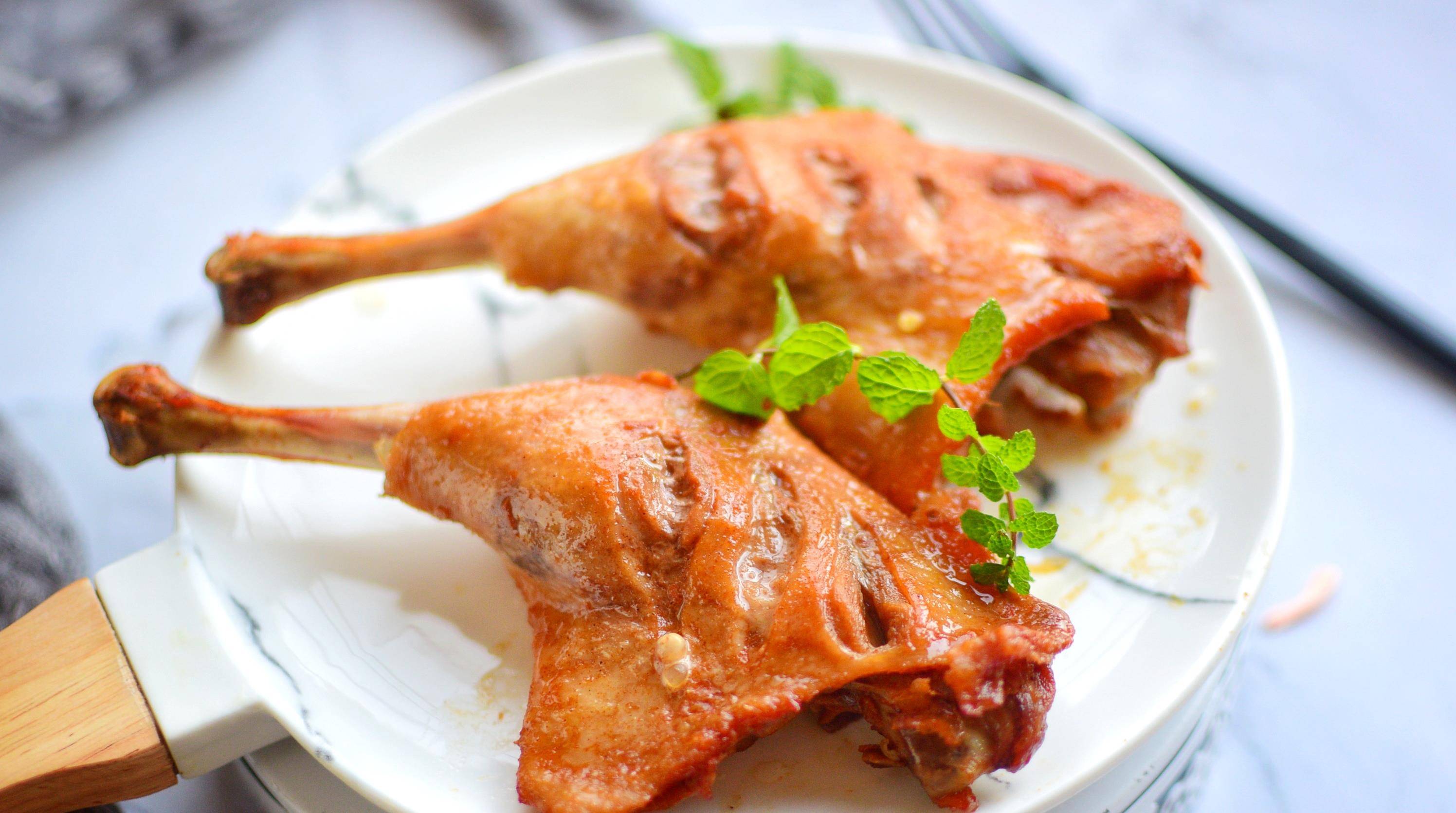 葱姜蒜适量,啤酒3勺,蚝油2勺,生抽2勺,盐适量,奥尔良腌料适量制作方法