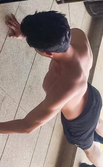 林更新露内裤边健身上热搜,细腰大身材还有翘臀_网友_肌肉_手臂