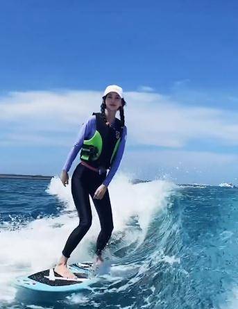 杨颖冲浪摔了15次,肉做的baby,摔出的冲浪_画面_冷知识_明星