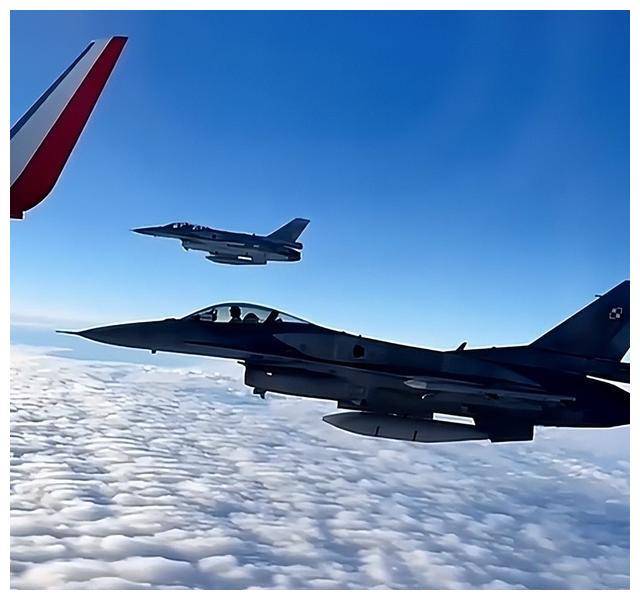 可阿根廷空軍卻連一架能護航的戰鬥機都沒有_的飛機_螺旋槳飛機_雙座