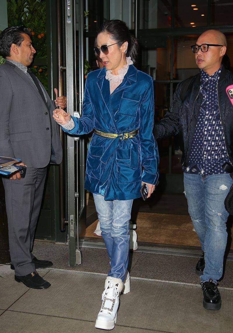 功夫女星"杨紫琼"也时髦,穿丝绒外套配牛仔裤,尽显女侠风范_时尚_造型