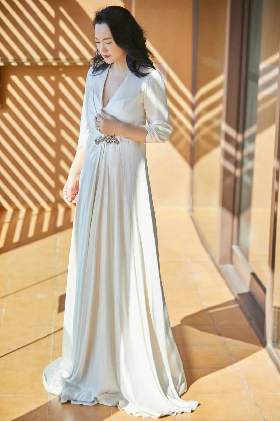52岁咏梅好优雅,穿白色礼服秀出丰腴身材,小v领保守不失风情_时尚