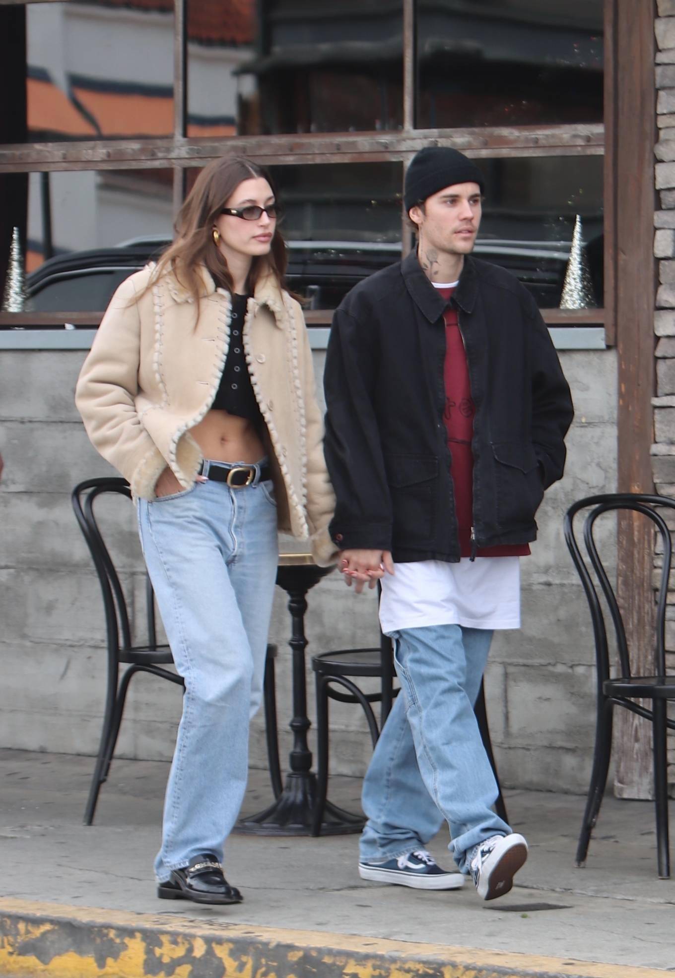 比伯(justin bieber)在西好莱坞街头美国模特艾米丽·拉塔科夫斯基