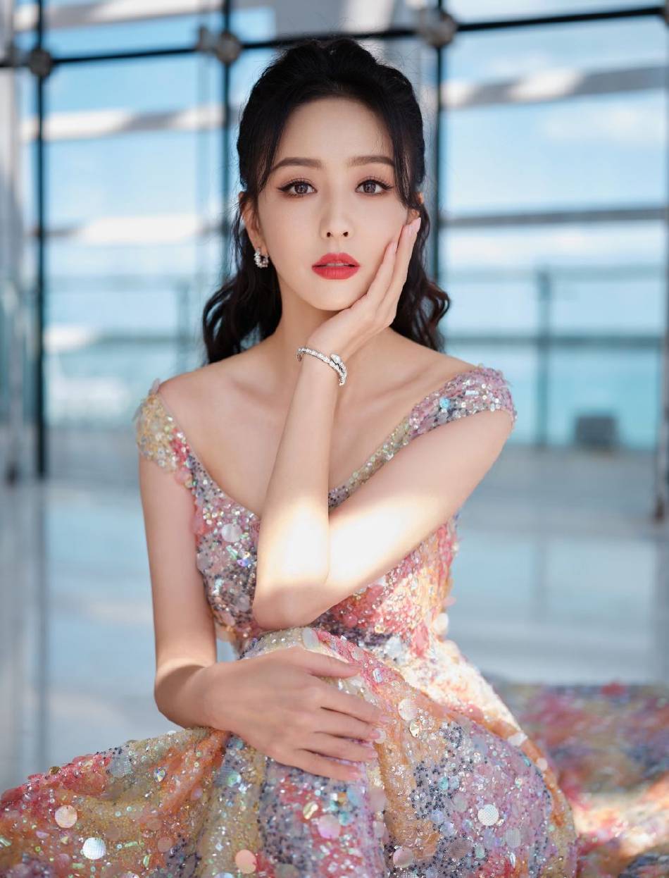 佟丽娅炫彩碎晶礼裙太耀眼, 头扎马尾辫气质卓群,优雅又惊艳!