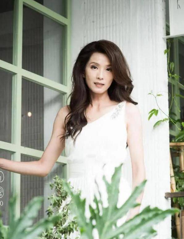 她是乌龙院女神,也是《木棉花的春天苦情》女主,53岁仍单身未婚_影片