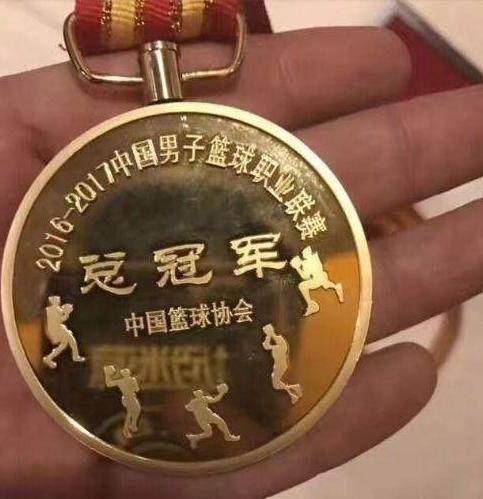 在来看看上赛季新疆男篮的cba总冠军奖牌,熟悉吗,眼熟吗,除了赛季不一