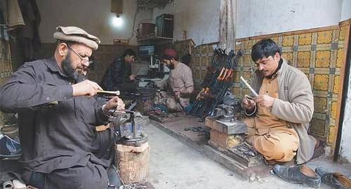 民众可以持有自己的枪支,从白沙瓦出发向南行进大约40km也就半小时的