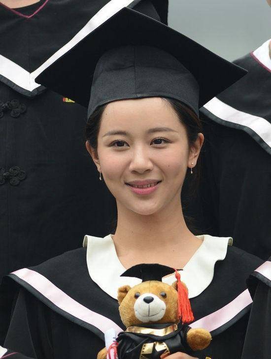 章泽天的清华大学学士服毕业照,斯文的小尖领白衬衫衬托出她的天鹅颈