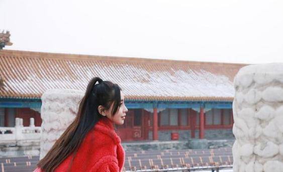杨颖和邓伦故宫堆雪人，杨颖红色上衣应景，网友：美丽冻人啊！