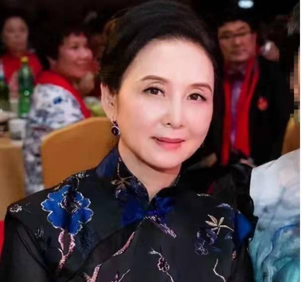 如今却身价过亿,捐建了100多所希望小学_邱佩宁_角色_嫦娥