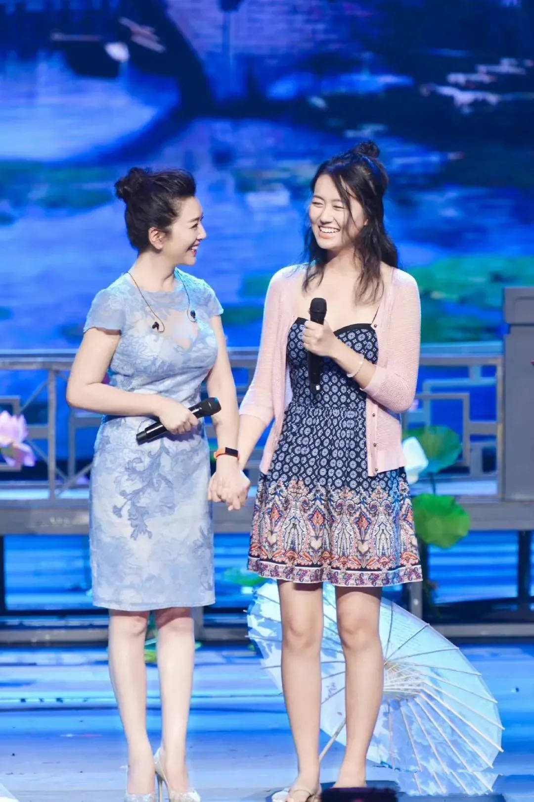 55岁江珊保养的真不错,穿改良版旗袍珠圆玉润,比女儿还有少女感_穿着