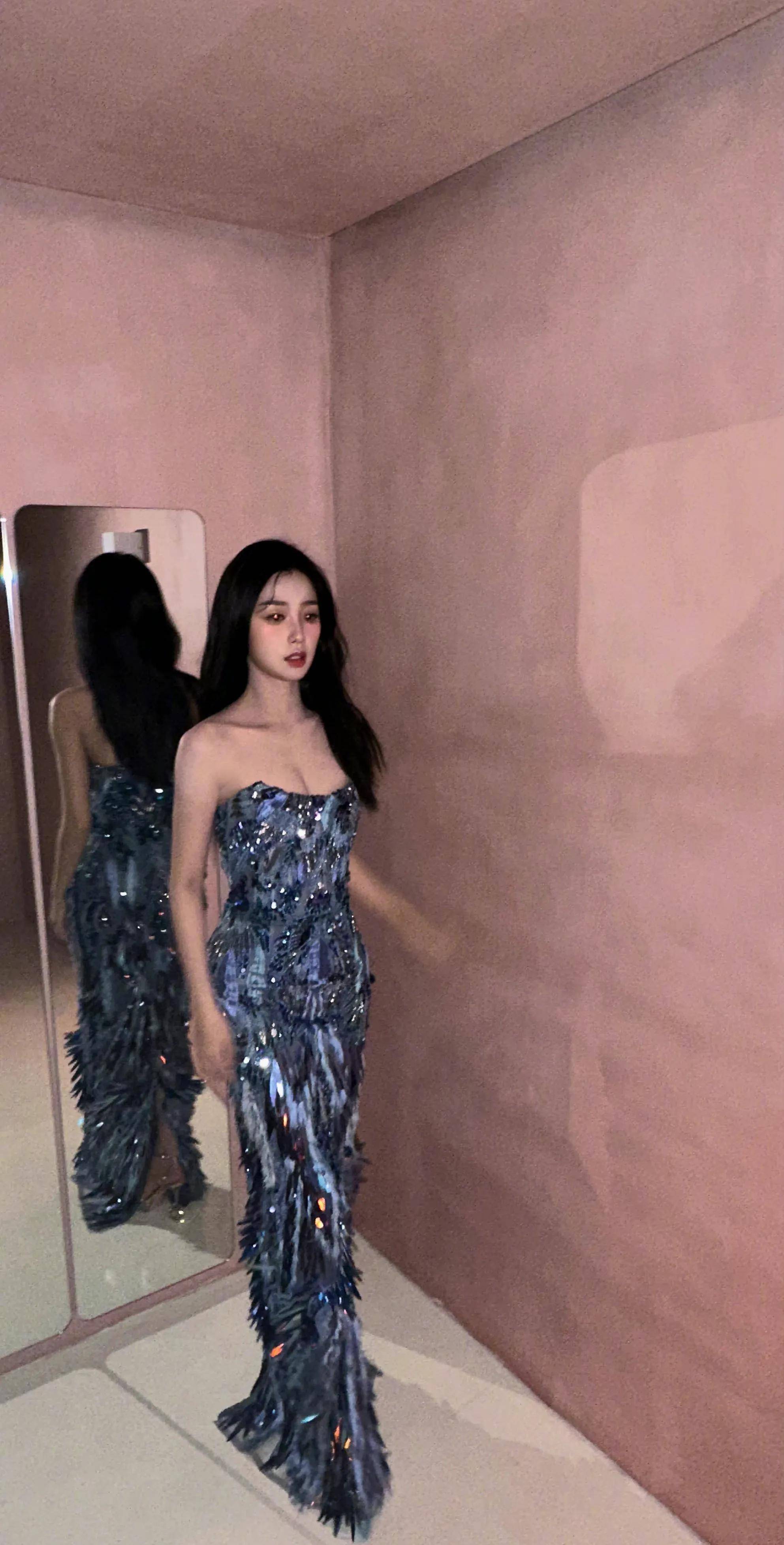 虞书欣穿蓝色亮片羽毛裙秀火辣身材,长发披肩露香肩锁骨美艳动人_感觉