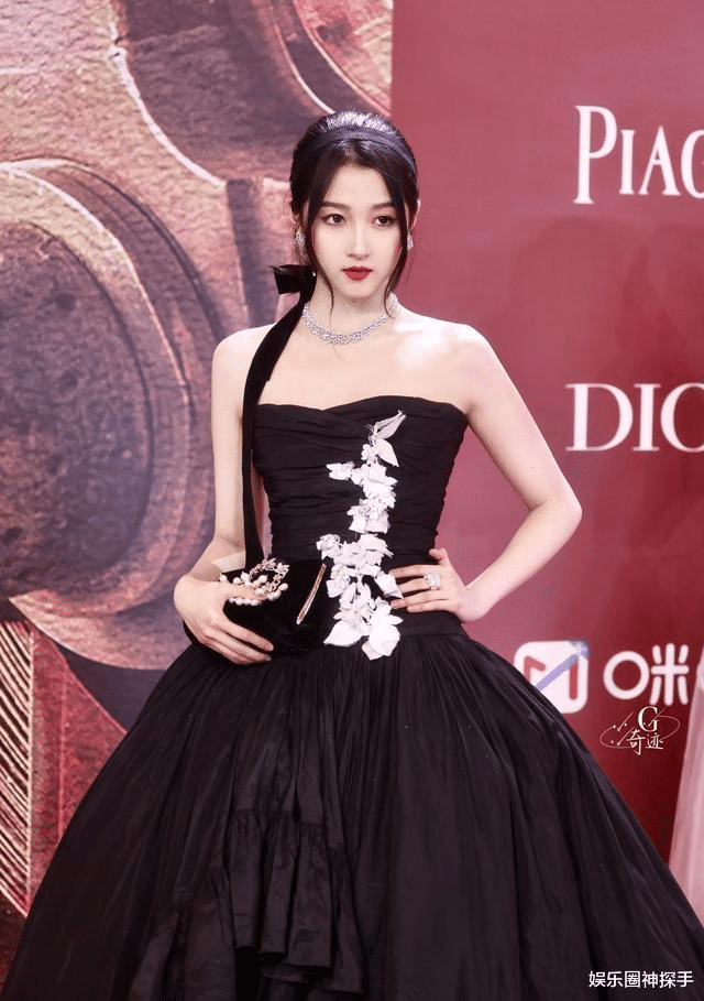 当关晓彤遇上古力娜扎,瞬间变成"粉不夸"?