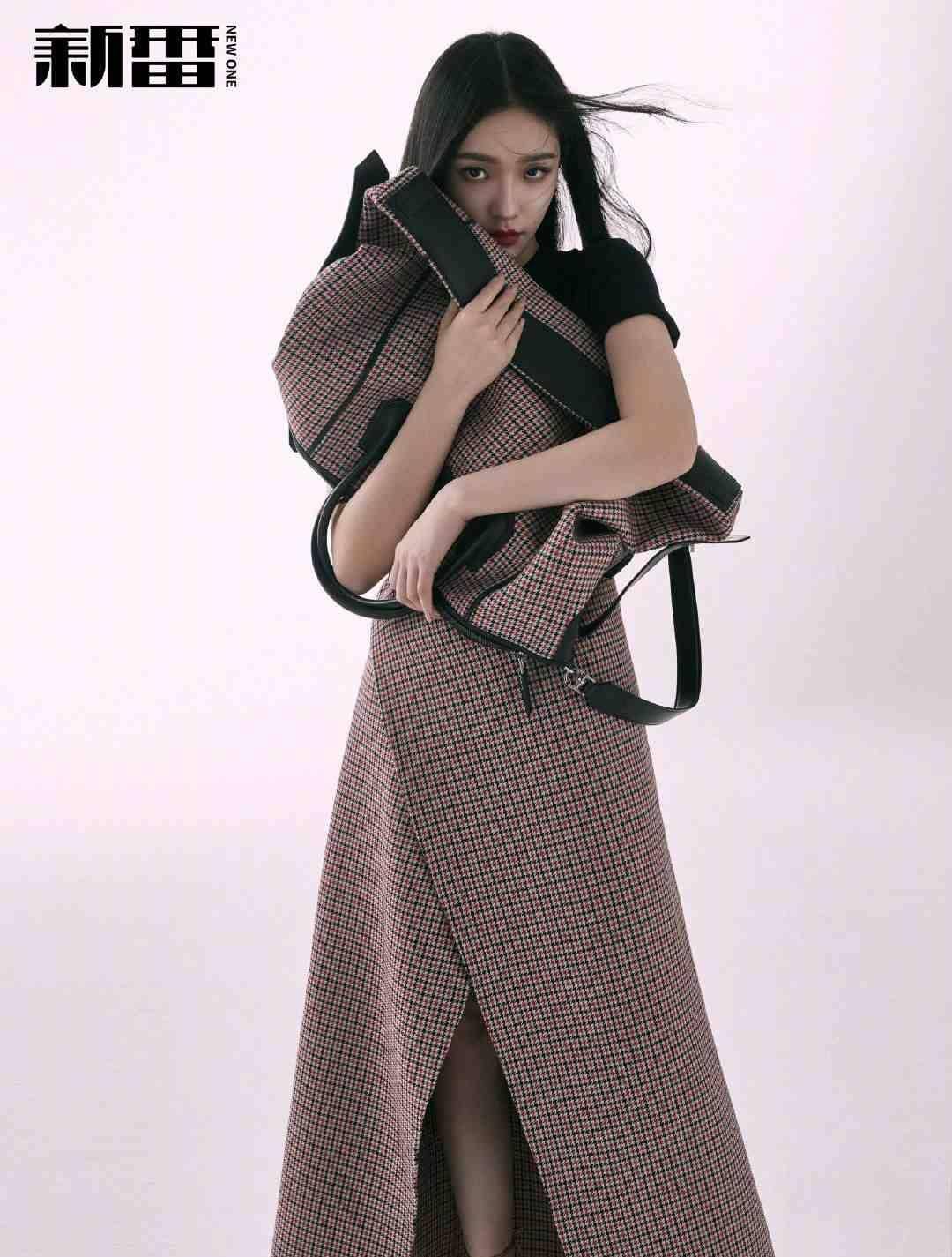 24岁林允气质轻熟,职场风造型拍大片,利落气质穿搭惹人爱!