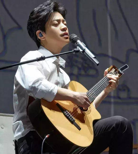 离开白衣飘飘的年代,校园歌手的履历依然夺目炸裂