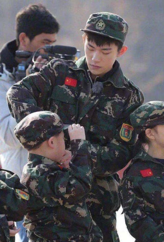 易烊千玺舞台开灯前后对比照"偷偷可爱",军训晒黑依然英姿飒爽_弟弟