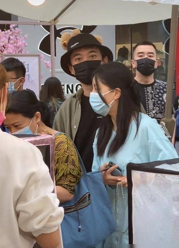 王思聪带美女逛街,帽子上趴小熊扮可爱,女伴素颜侧面超像李小璐_衣着