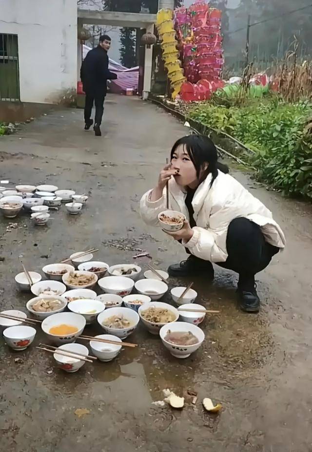 江西女子家人去世,蹲在地上吃食,知情网友称:这是