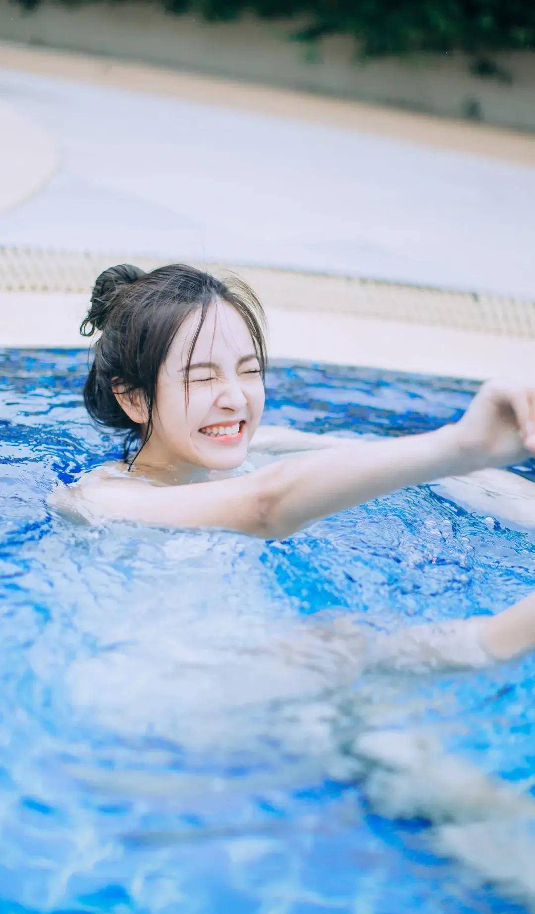 食色35——清纯倩丽,如出水芙蓉的美少女_显得_泳池_开心