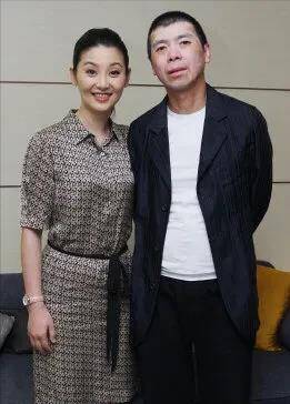 在酒局上冯小刚喝得正开心,老婆徐帆:你不瞅瞅你那白癜风,怎么还敢喝a