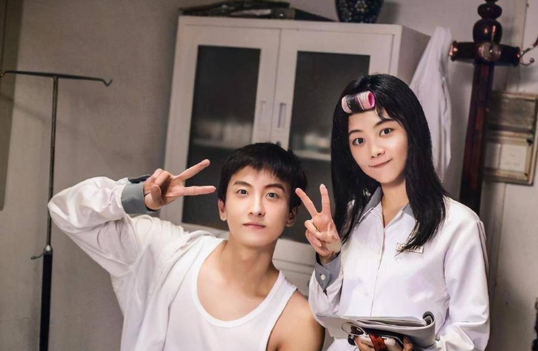 女主选了耀眼的宋威龙,而《亲爱的麻洋街》中,谭松韵最终选择了默默