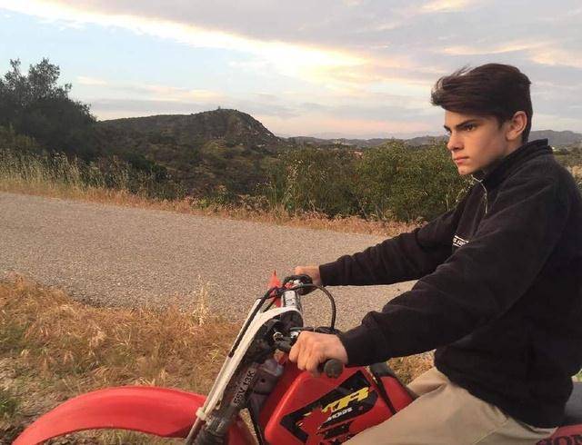 各种带着儿子游山玩水,还迷上了瑜伽,许多人都调侃angelalindvall是被