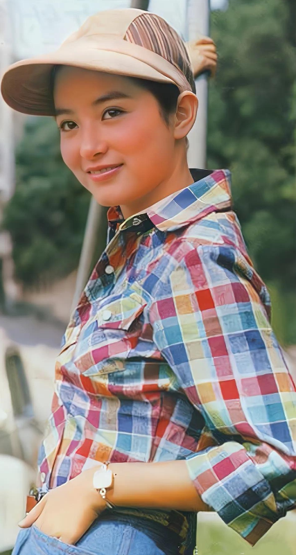 她是乌龙院女神,也是《木棉花的春天苦情》女主,53岁仍单身未婚_剧中