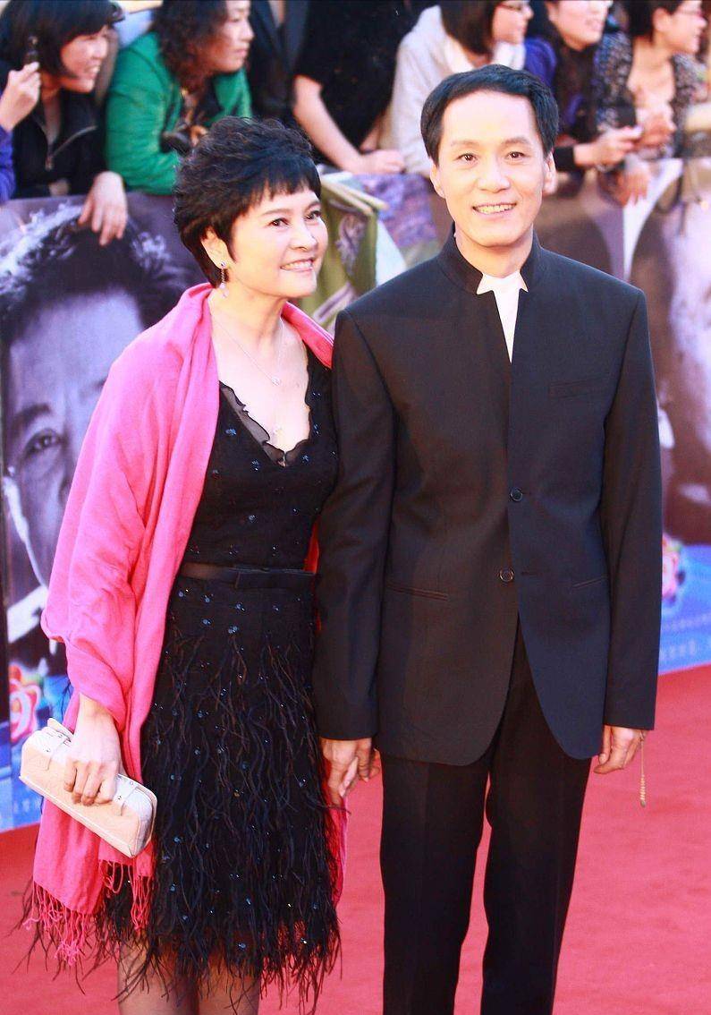 冯远征小9岁老婆真会打扮!