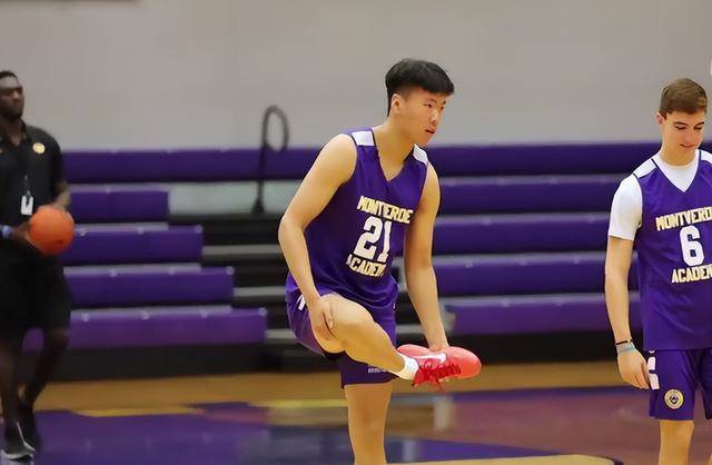 余嘉豪,张镇麟等人为冲击nba而努力的时候,当初与他们齐名的吴勇豪却
