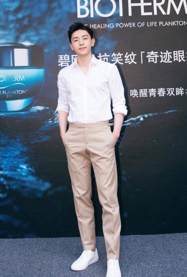 有颜有身材的邓伦,穿搭尽显帅气风范,期待他有更好的未来!