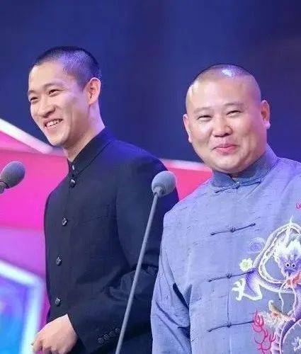 跟着郭德纲夫妻俩一起生活,在业界这叫"儿徒",长久相处,他们的感情也