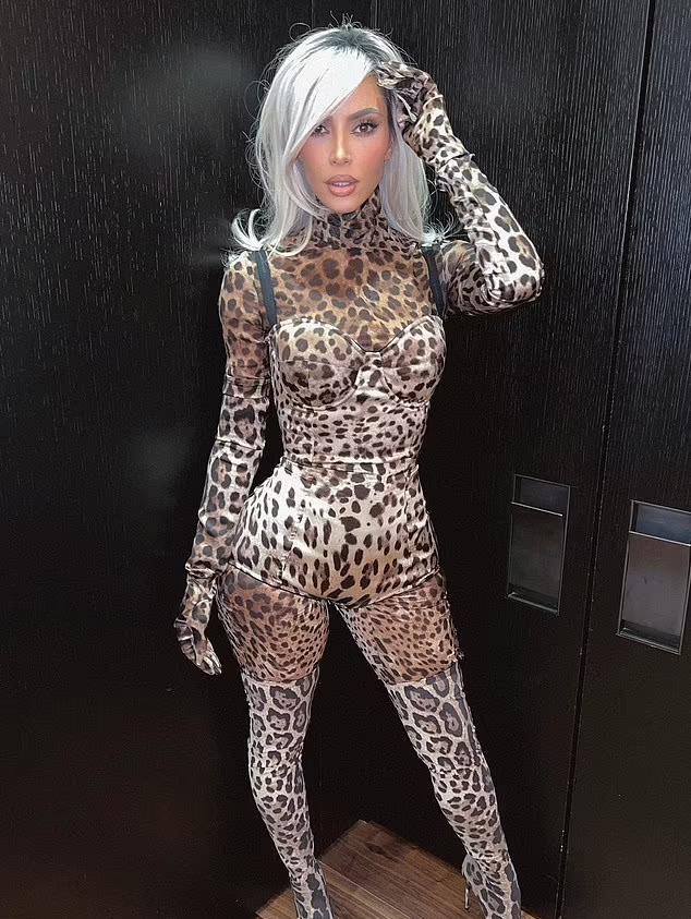 Kim Kardashian(平安夜狂野的金·卡戴珊 )紧身豹纹连衣裤