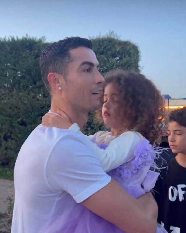 C罗原创社交媒体圣诞礼品！女友乔治娜花大代价送总统豪车