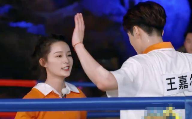 原创 《奔跑吧》李沁挑战王嘉尔,气场全开秒撕名牌,baby恐怕地位不保