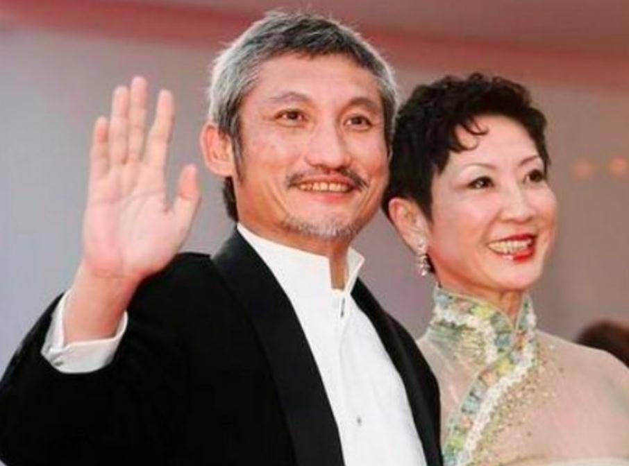 直到两年前,徐克被拍到,深夜与小自己33岁的助理乐乐双手紧扣.